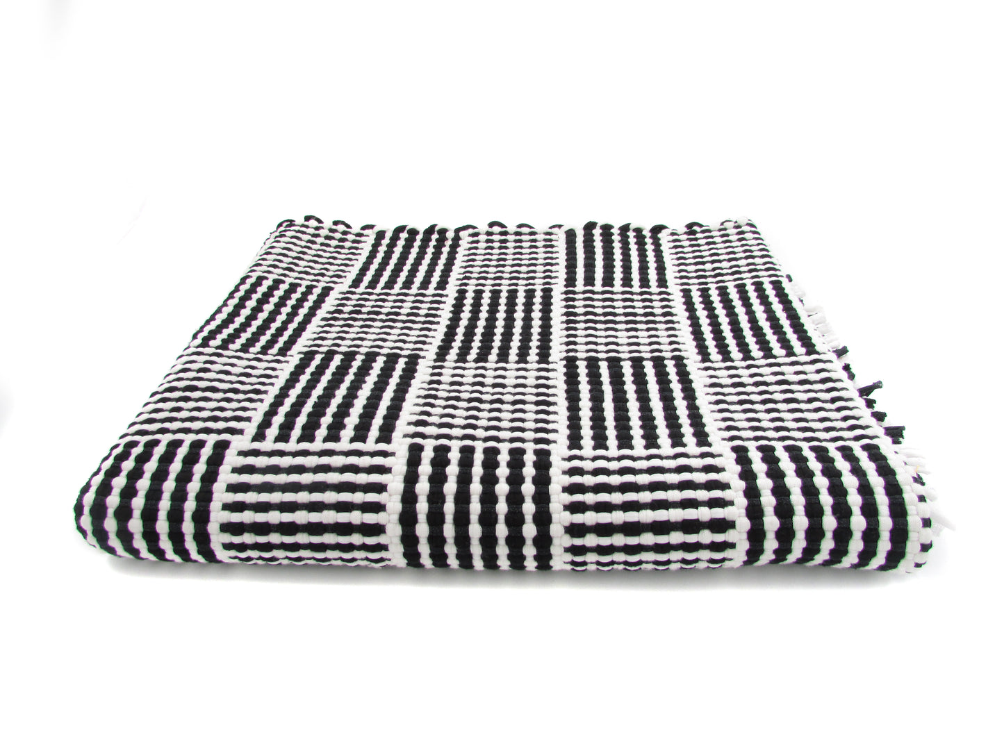 KNITTED B/W RUG